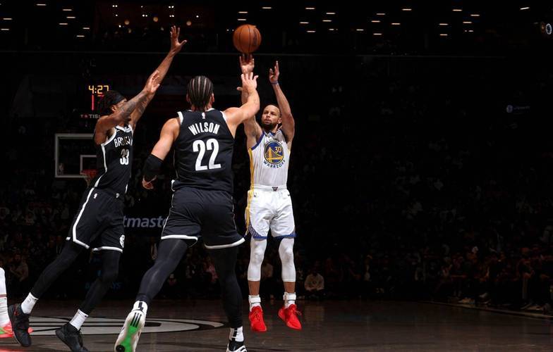 开云体育APP下载-美国男篮力克热火B队，克莱三分雨点燃全场