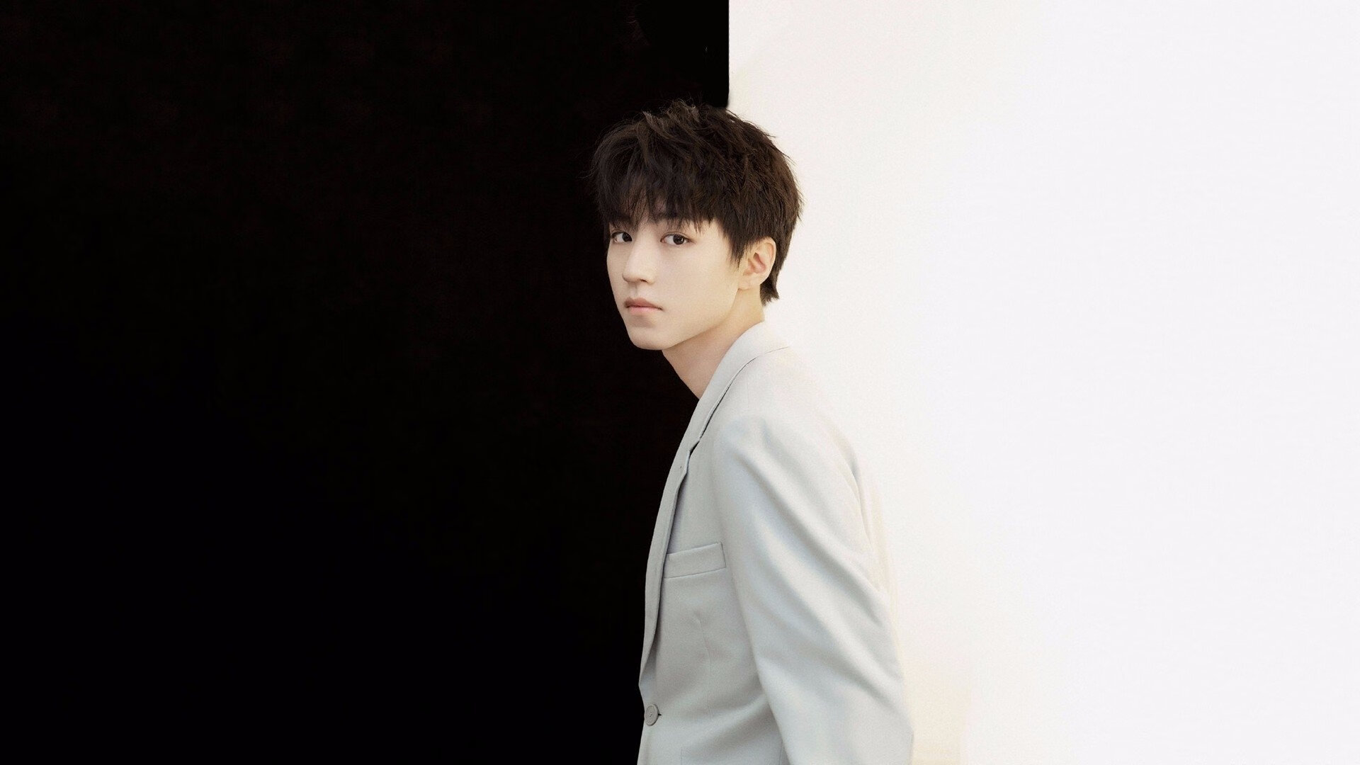 双线揭幕，维斯塔潘赛道称王 爵士客场撕裂开拓者